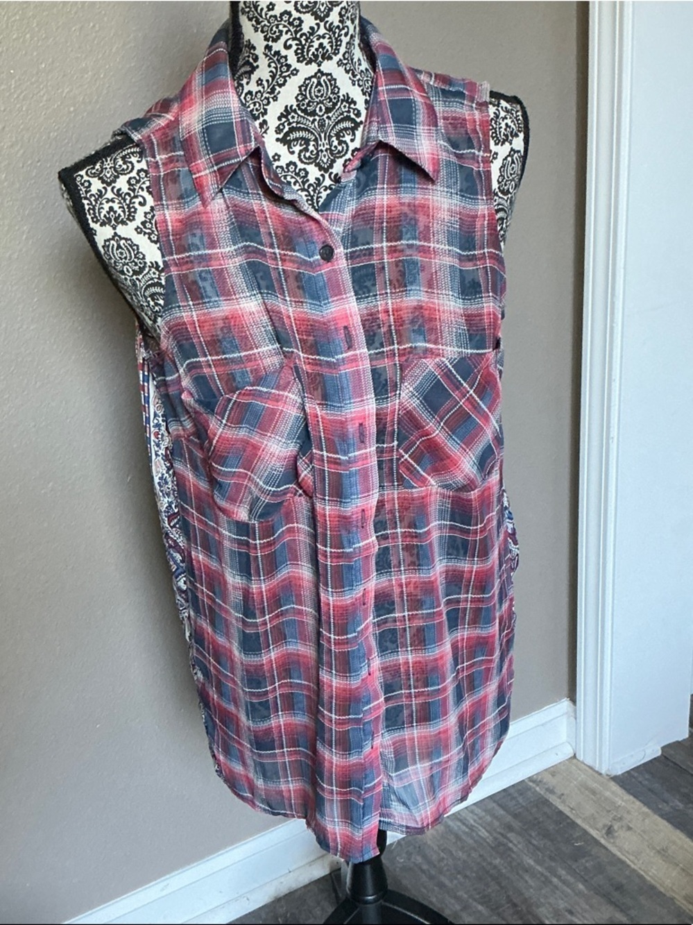 Xhilaration Red and Blue Plaid Sleeveless Button-Front Top Size M
